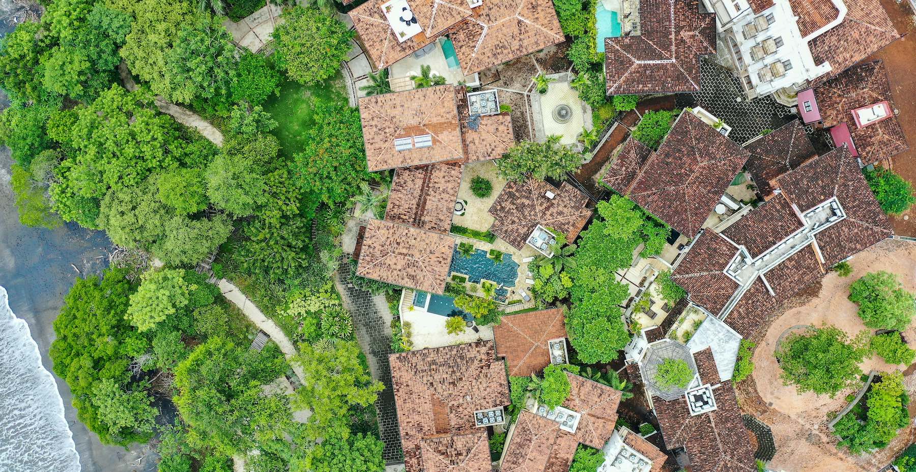Vista aérea del pueblo junto al Pacífico